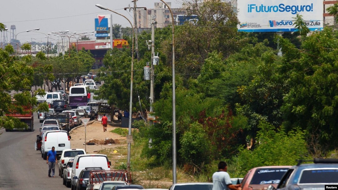 Ciudadanos esperan en fila para poder comprar combustible en una estación de gasolina de la petrolera estatal Pdvsa, en Maracaibo, Venezuela. Mayo 17 de 2019.