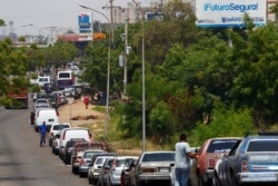 Ciudadanos esperan en fila para poder comprar combustible en una estación de gasolina de la petrolera estatal Pdvsa, en Maracaibo, Venezuela. Mayo 17 de 2019.