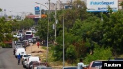 Ciudadanos esperan en fila para poder comprar combustible en una estación de gasolina de la petrolera estatal Pdvsa, en Maracaibo, Venezuela. Mayo 17 de 2019.