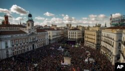 Orang-orang berkumpul di lapangan utama di Madrid dalam pawai yang dilakukan oleh anggota partai Podemos, yang berharap mengikuti kesuksesan partai Syriza Yunani dalam pemilu tahun ini, 31 Januari 2015.