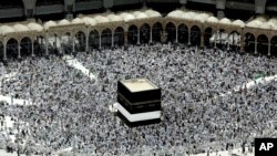 Jamaah calon haji mempersiapkan diri untuk sholat Jum’at di depan Ka’bah, tempat paling suci dalam agama Islam, di Masjidil Haram di tanah suci Mekah, Saudi Arabia, 9 September 2016 (foto: AP Photo/Nariman El-Mofty)