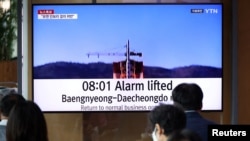 南韓首爾民眾在收看電視播報緊急疏散警報解除的消息。（2023年5月31日）