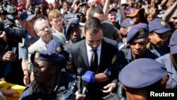 12일 남아공 의족 육상국가대표 오스카 피스토리우스 선수가 법정을 빠져나오고 있다. 