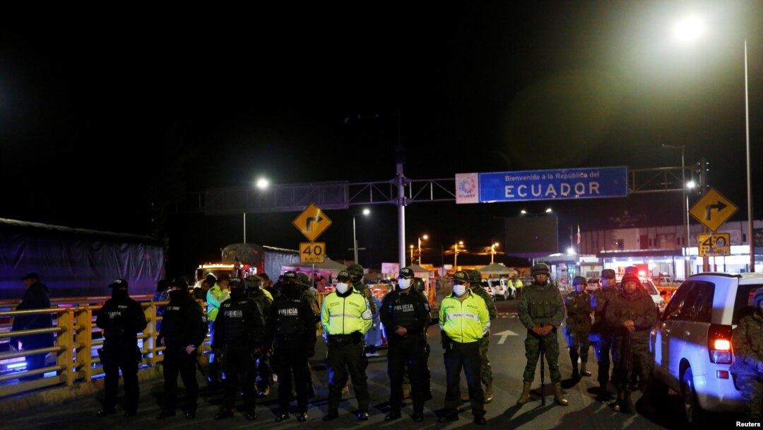 Soldados y policías vigilan en el Puente Internacional Rumichaca entre Colombia y Ecuador, luego de que el gobierno de Ecuador cerró sus fronteras a todos los viajeros extranjeros debido a la propagación de la enfermedad del coronavirus, en Tulcán, Ecuador, 16 de marzo de 2020.