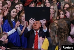 ABD Başkanı Donald Trump imza töreninde öğrenciler ve kadın sporcularla birlikte poz verdi.