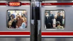 Komuter yang penuh sesak pada -jam-jam sibuk sore hari di Jakarta, 26 Februari 2025. (Foto: REUTERS/Willy Kurniawan)