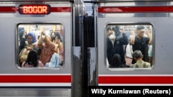 Komuter yang penuh sesak pada -jam-jam sibuk sore hari di Jakarta, 26 Februari 2025. (Foto: REUTERS/Willy Kurniawan)