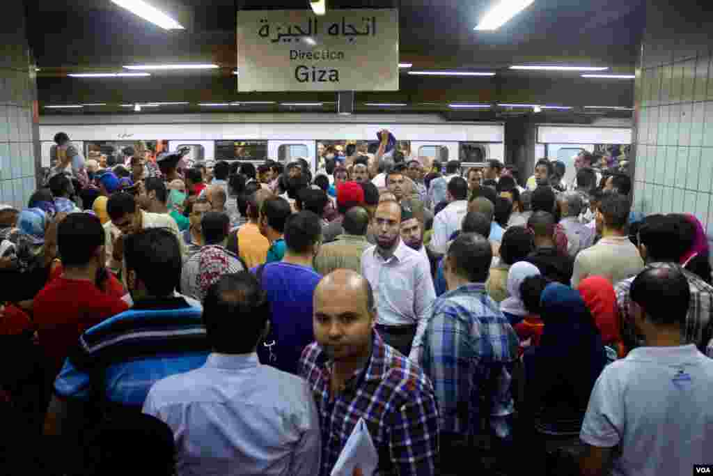 In metropolitan cities like Cairo, avoiding public transportation and other crowded places is seemingly impossible. (H. Elrasam/VOA)