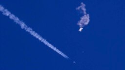 2023年2月4日，中国间谍气球在美国南卡罗莱纳附近空域被F-22喷气战斗机用导弹击落。图为被击落的气球碎片在空中飘落。