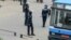 Les forces de police camerounaises patrouillent à un carrefour routier à Douala le 21 octobre 2017.