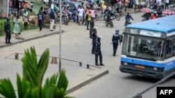 Les forces de police camerounaises patrouillent à un carrefour routier à Douala le 21 octobre 2017.