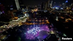 Peserta pawai tahunan Pink Dot, yang diorganisasi oleh komunitas LGBT Singapura, membentuk formasi bertuliskan cabut Undang-Undang 377A yang mengkriminalisasi kaum gay, di Hong Lim Park, Singapura, 29 Juni 2019. (Foto: Reuters)