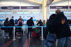 미국 추수감사절을 하루 앞둔 25일 워싱턴 인근 레이건 국제공항에서 탑승 수속을 하는 사람들.