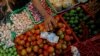 Seorang penjual sayuran menerima uang dari pembeli di sebuah pasar tradisional di Jakarta, 2 Mei 2019. (Foto: Reuters)