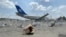 Sebuah pesawat komersial terlihat di balik penghalang di Bandara Internasional Hamid Karzai di Kabul, Afghanistan, 31 Agustus 2021. (Foto: Reuters)