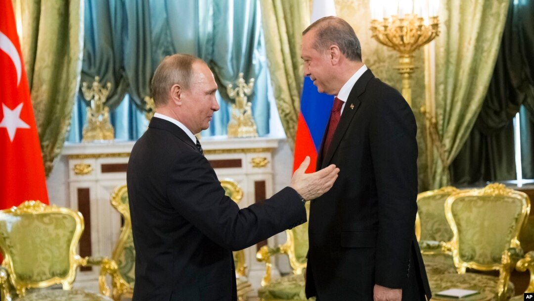 Presiden Rusia Vladimir Putin (kiri) menerima kunjungan Presiden Turki Recep Tayyip Erdogan di Kremlin, Moskow, Jumat (10/3).