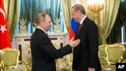 Presiden Rusia Vladimir Putin (kiri) menerima kunjungan Presiden Turki Recep Tayyip Erdogan di Kremlin, Moskow, Jumat (10/3).