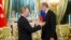 Rossiya Prezidenti Vladimir Putin (chapda) Turkiya rahbari Rajab Toyib Erdog'an bilan, Moskva, Rossiya, 10-mart, 2017-yil.