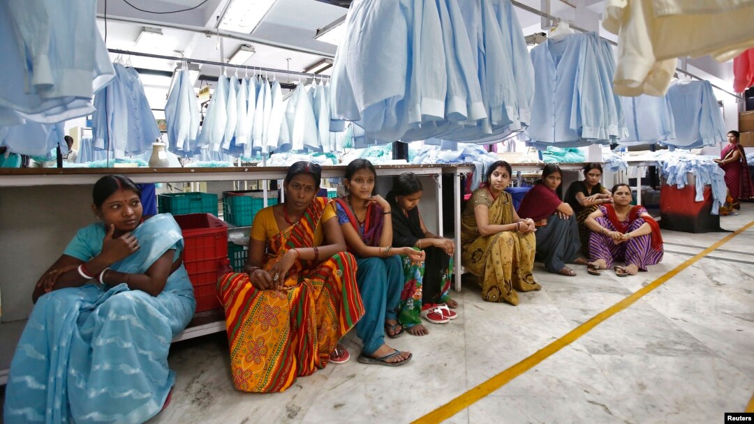 Para karyawan pabrik tekstil Orient Craft Ltd. di Gyrgaon, India tengah beristirahat pada jam makan siang, 16 April 2014. (Foto: dok). Sektor tekstil dan pakaian India mempekerjakan jutaan orang dan kira-kira 20 persen ekspor pakaian ke Amerika Serikat.