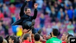 'Yan wasan Atletico Madrid su na jefa kwach nasu, Diego Simeone, sama don murnar lashe kofin La Liga da suka yi, Asabar 17 Mayu, 2014