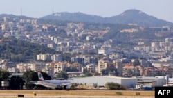 Pesawat maskapai nasional Lebanon, Middle East Airlines (MEA), bersiap lepas landas dari Bandara Internasional Beirut pada 5 Agustus 2024. (Foto: AFP)