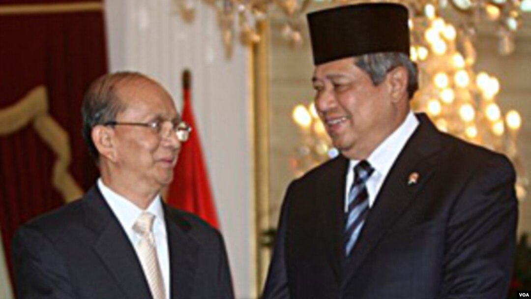 Presiden Birma Thein Sein (kiri) berjabat tangan dengan Presiden Indonesia Susilo Bambang Yudhoyono dalam kunjungan untuk menghadiri KTT ASEAN ke-18 di Jakarta (5/5).