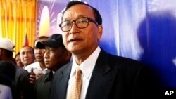 Tokoh oposisi Kamboja, Sam Rainsy menolak hasil pemilu dan meminta badan-badan lokal dan internasional untuk menyelidiki kecurangan yang meluas (foto: dok). 