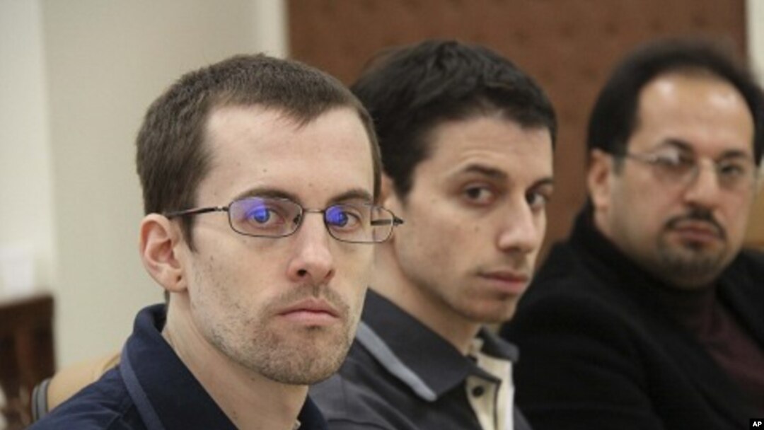American hikers Shane Bauer (L) and Josh Fattal and their translator attend the first session of their trial in Tehran (File)