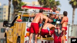 Les secouristes venant en aide dimanche aux victimes de l'orage inattendu à Los Angeles