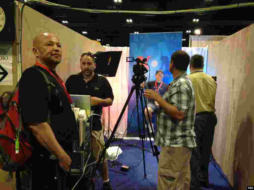 Kru VOA menyiapkan studio Skype di markas VOA di Tampa Convention Center.