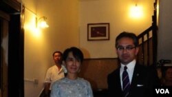 Menteri Luar Negeri Marty Natalegawa (kanan) dan tokoh demokrasi Burma Aung San Suu Kyi (kiri) di kediamannya di Yangoon, Birma.