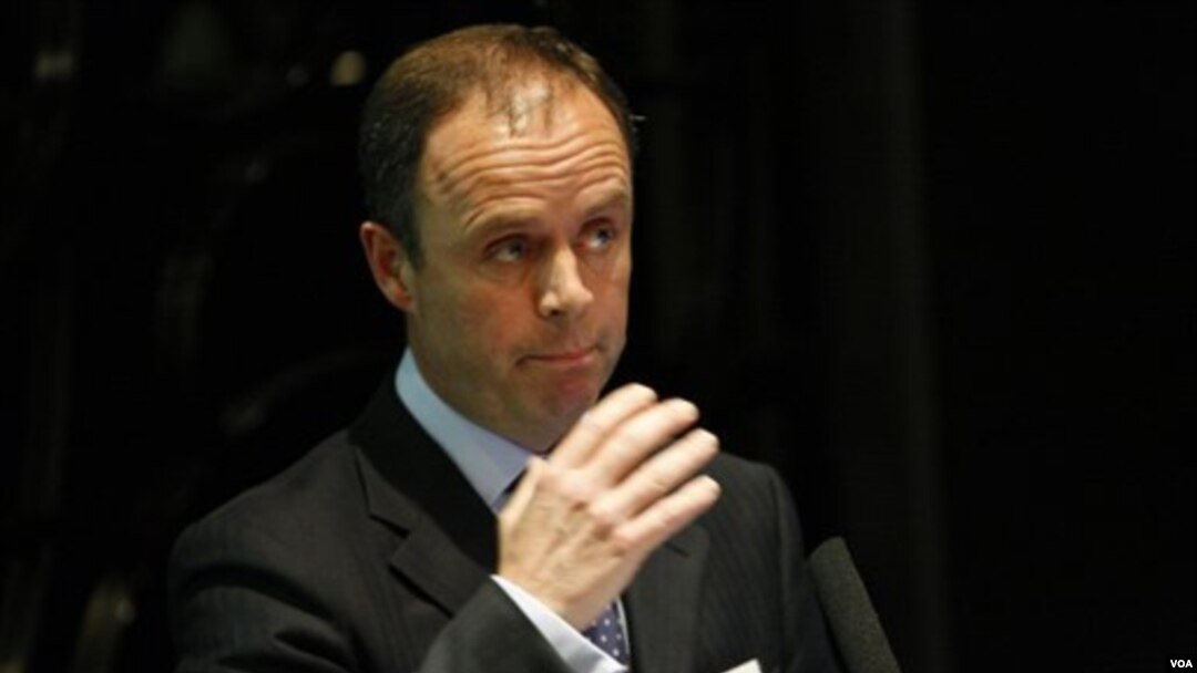 Asisten Komisaris Scotland Yard, John Yates, memberikan pernyataan kepada pers.