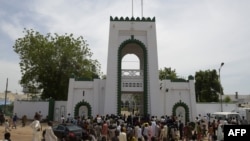 Quelques personnes devant le palais du sultan et président général du Conseil suprême national pour les affaires islamiques du Nigeria (NSCIA), Muhammadu Saad Abubakar, à Sokoto, nord-ouest du Nigeria, le 23 août 2016.