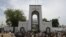Quelques personnes devant le palais du sultan et président général du Conseil suprême national pour les affaires islamiques du Nigeria (NSCIA), Muhammadu Saad Abubakar, à Sokoto, nord-ouest du Nigeria, le 23 août 2016.