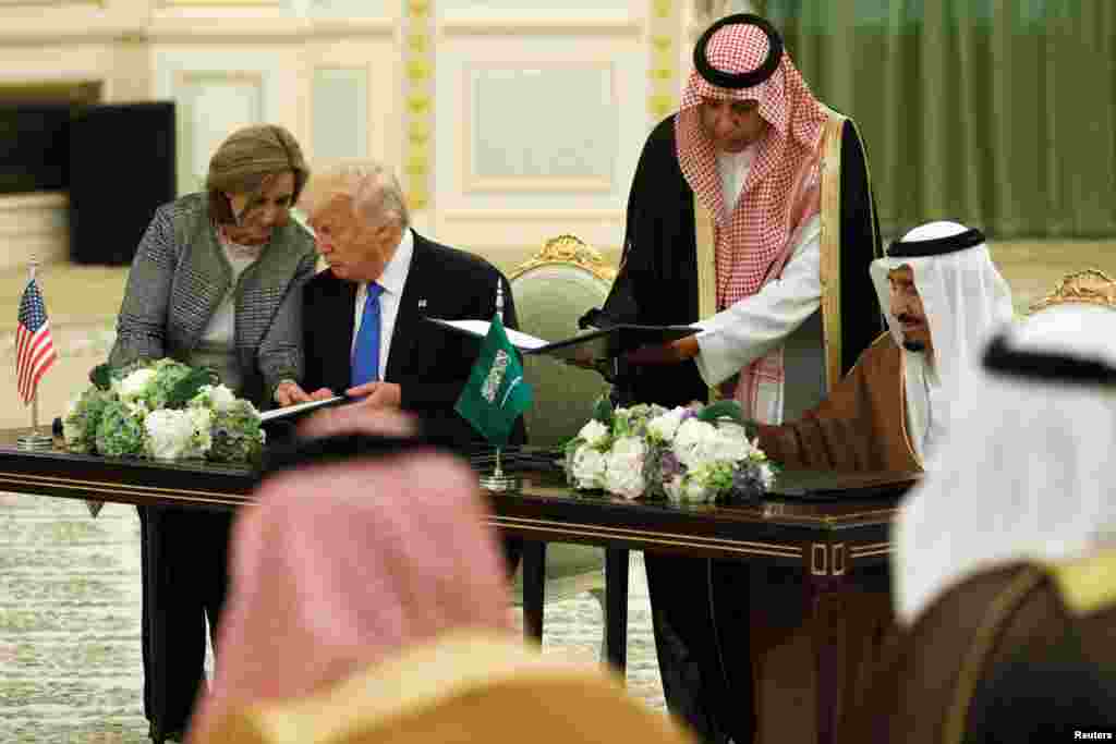 Cérémonie de signature d&rsquo;accords entre le président Donald Trump, à gauche, et le roi Salma d&rsquo;Arabie, Ryad 20 mai 2017.