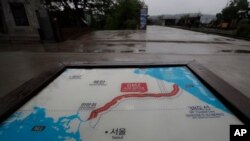 Un mapa de las dos Coreas que muestra la Zona Desmilitarizada en visto en el Pabellón Imjingak, en Paju, Corea del Sur.