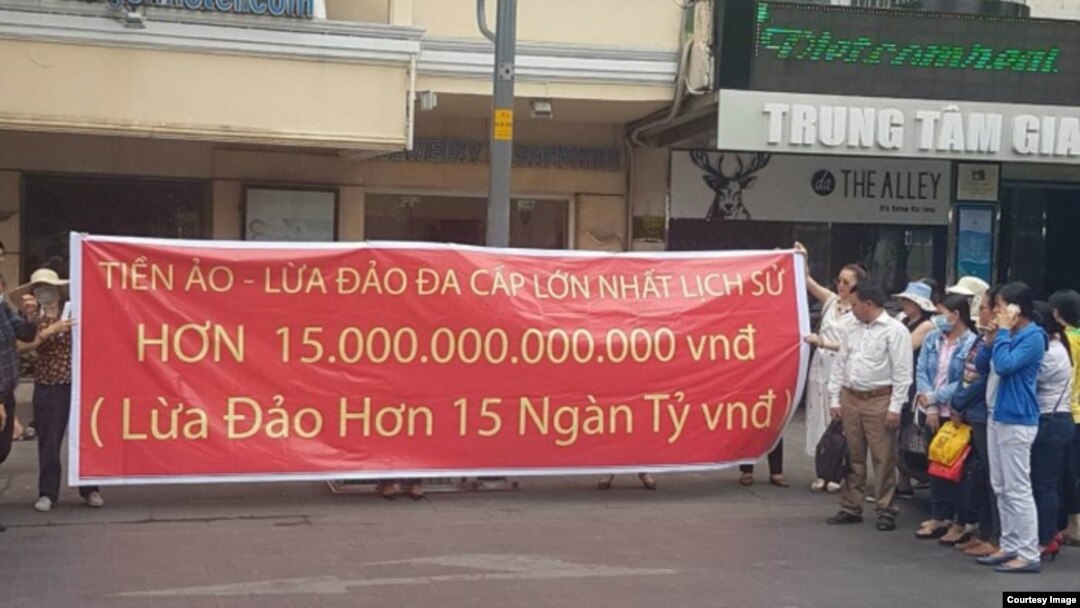 Người dân biểu tình bên ngoài tòa nhà nơi đặt văn phòng Công ty Modern Tech ở quận 1, TP HCM. Công ty này được cho là đã lừa đảo hơn 15.000 tỷ đồng của người đầu tư từ việc bán tiền ảo iFan và Pincoin. (Ảnh chụp màn hình Phap Luat Plus)