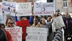 Protestors carry signs outside the courthouse as the jury deliberates in the trial of Daniel Holtzclaw, in Oklahoma City, Dec. 8, 2015. 