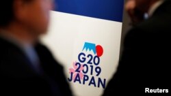 Logo KTT G20 di Tokyo, Jepang, 17 Januari 2019. (Foto: Issei Kato/ Reuters)