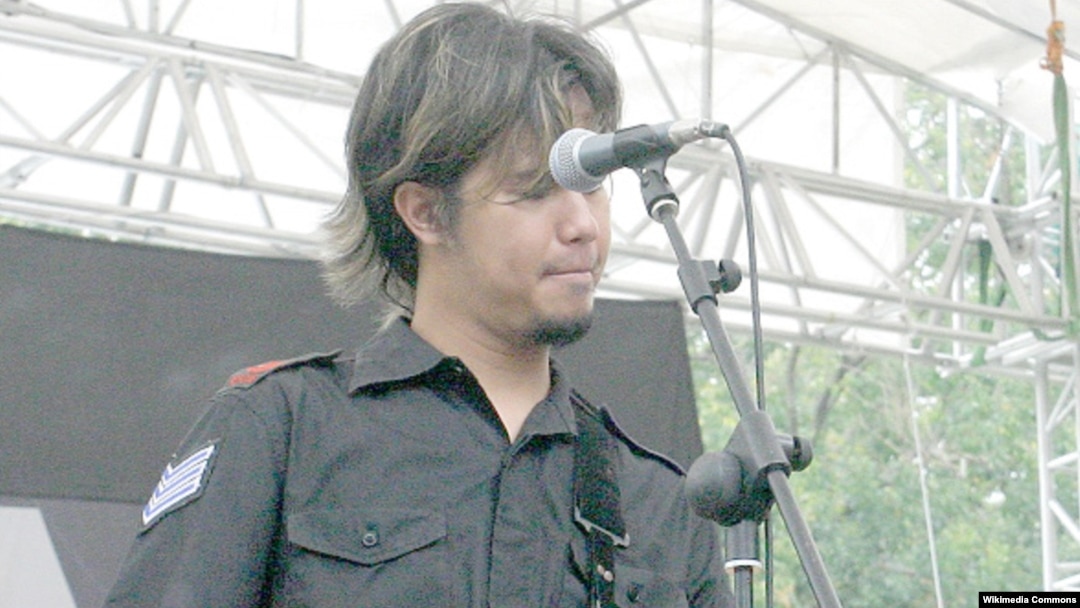 Ahmad Dhani dalam salah satu penampilannya (foto: dok). Dhani mengatakan putranya, “Dul” harus meninggalkan Indonesia untuk menjalani perawatan di Singapura. 