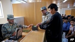 Un officier de la douane afghane à Herat, à l'ouest de Kaboul, Afghanistan, le 13 avril 2015.