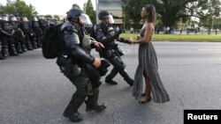 Una manifestante es detenida por la policía en Baton Rouge, Luisiana, cuando protestaba la muerte de Alton Sterling ocurrida la semana pasada.