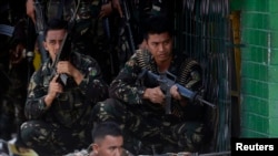 Tentara Filipina mengambil posisi dalam bentrokan dengan pemberontak Muslim di kota Zamboanga (11/9).