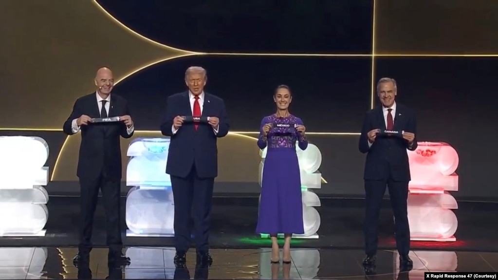 从左至右:国际足联主席因凡蒂诺、美国总统特朗普、墨西哥总统辛鲍姆和加拿大总理卡尼参加在华盛顿肯尼迪表演艺术中心举行的世界杯足球赛抽签仪式。(2025年12月5日)
