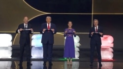 从左至右：国际足联主席因凡蒂诺、美国总统特朗普、墨西哥总统辛鲍姆和加拿大总理卡尼参加在华盛顿肯尼迪表演艺术中心举行的世界杯足球赛抽签仪式。(2025年12月5日)