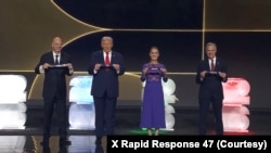 从左至右：国际足联主席因凡蒂诺、美国总统特朗普、墨西哥总统辛鲍姆和加拿大总理卡尼参加在华盛顿肯尼迪表演艺术中心举行的世界杯足球赛抽签仪式。(2025年12月5日)