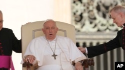 El papa Francisco asiste a su audiencia general semanal en la Plaza de San Pedro del Vaticano poro antes de someterse a una operación en una clínica de Roma el 7 de junio de 2023.