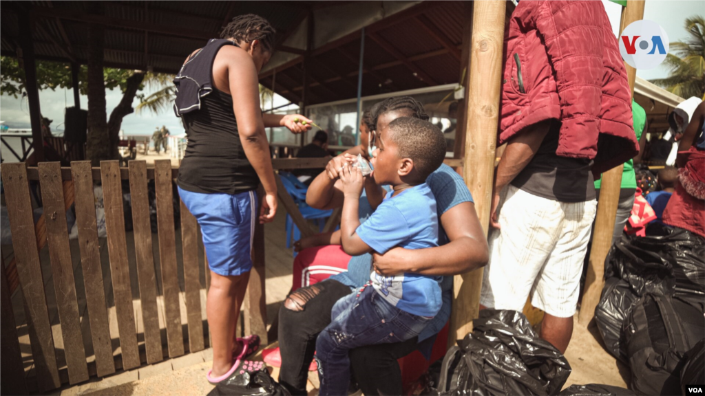 Bajo el ardiente sol del Caribe colombiano, con 90 &#176;F, descansan los migrantes haitianos para luego continuar hacia la selva del Tap&#243;n del Dari&#233;n. En los grandes grupos se destacan los ni&#241;os que esperan junto a sus padres.