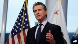 El gobernador de California, Gavin Newsom, hizo un llamado a atraer a personal médico para hacer frente a la pandemia de COVID-19.