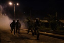 Policías antidisturbios se enfrentan a manifestantes en Atenas, el martes 9 de marzo de 2021.